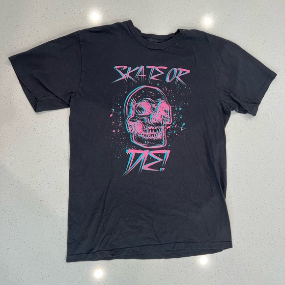 Black Graphic Tee with Skull Design Size Medium - Picture 7 of 7